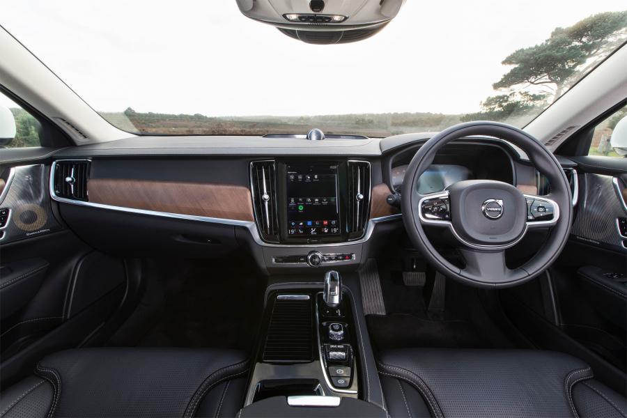 Торпедо Volvo V90 T8 Inscription 2017 года  (UK) (фото 6 из 28)